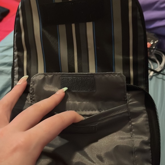 Nikon Coolpix L330 26x Optical Zoom with Carrying Bag - Picture 8 of 10